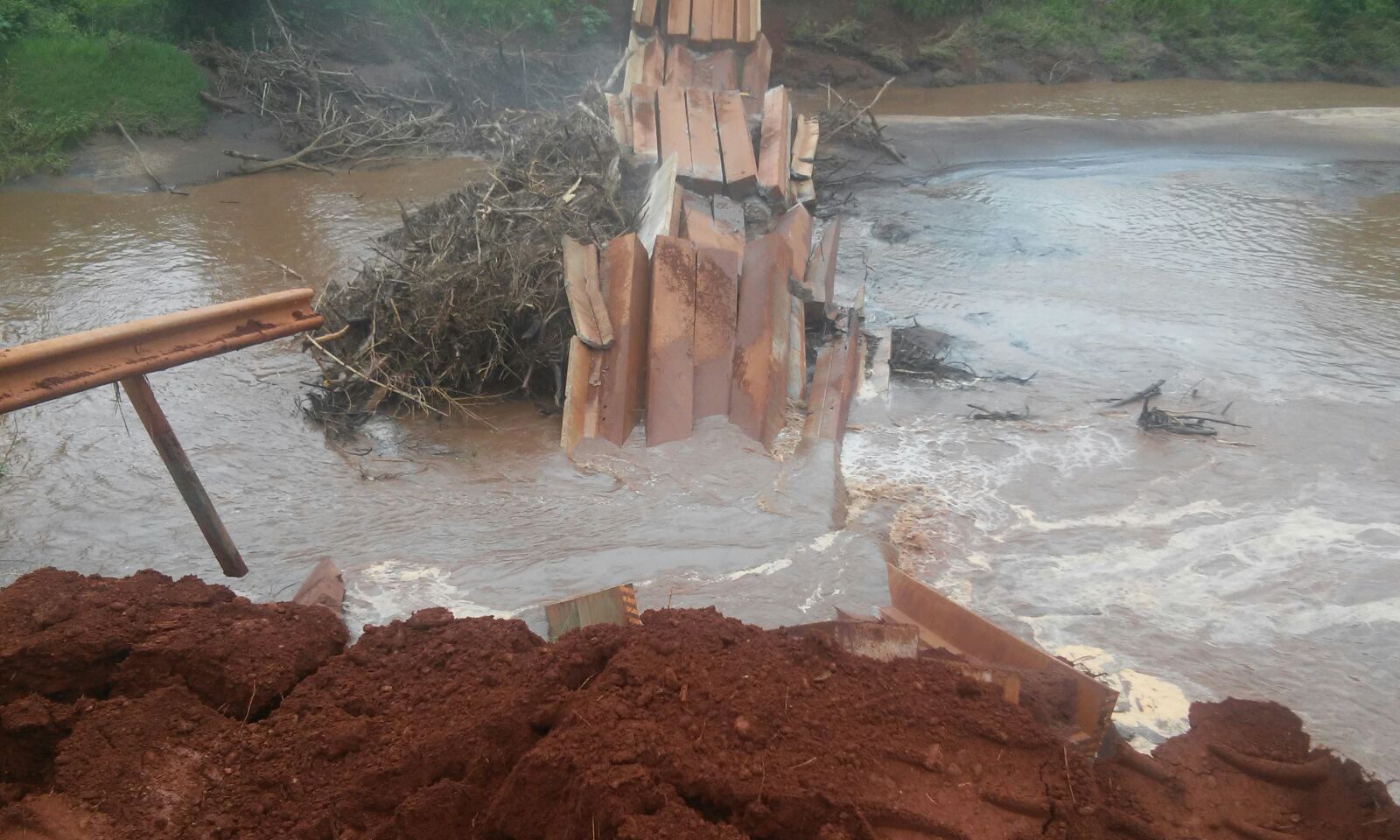 AGESUL CONSEGUE MAIS TEMPO PARA RETIRAR ESCOMBROS DE PONTE CAÍDA