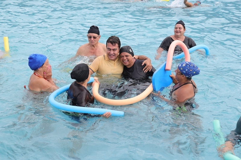 Marçal mergulha em piscina do Jorjão ao visitar cursos