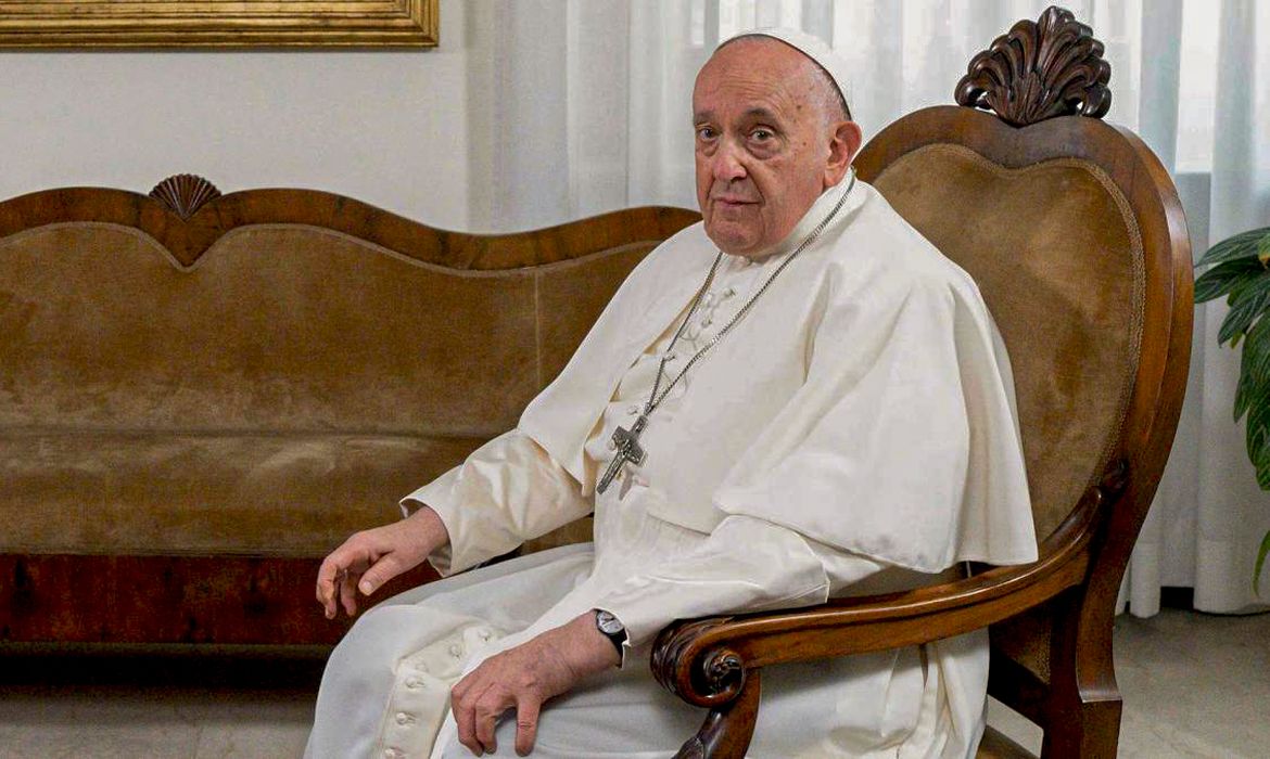 Papa Francisco passa por infecção polimicrobiana e enfrenta "situação clínica complexa"