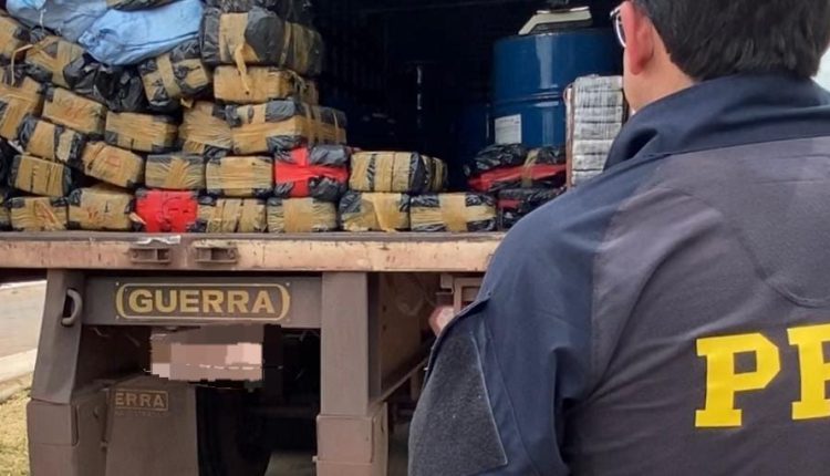 PRF apreende carga milionária de cocaína, fuzis e munições