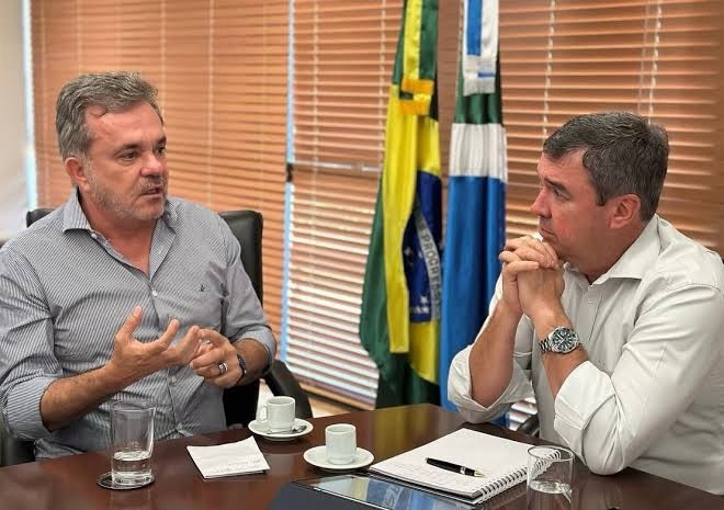Vander Loubet assume presidência do PT e busca apoio de Riedel para Lula