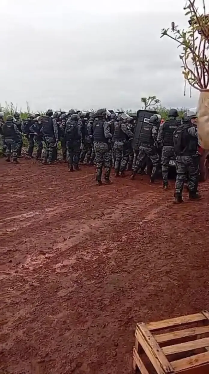 Tropa de Choque avança com truculência no Acampamento da Esperança