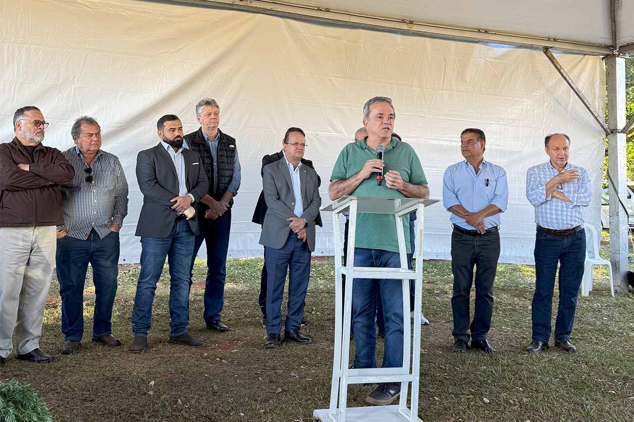 Governo Lula entrega tratores para municípios de MS pelo Promaq