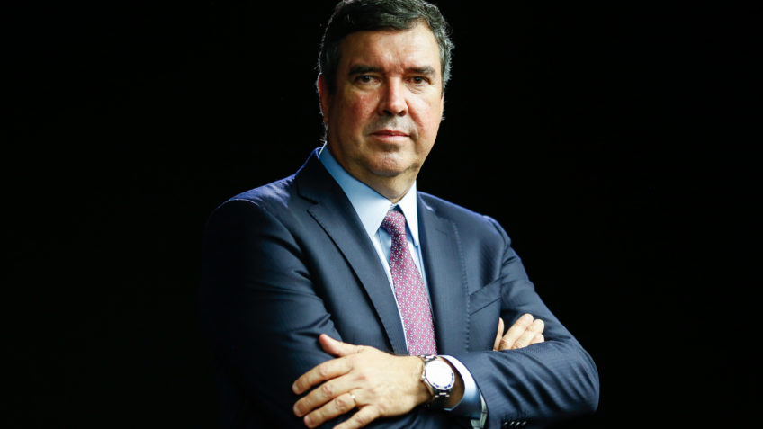 Eduardo Riedel lidera pesquisas e confirma favoritismo para reeleição em MS